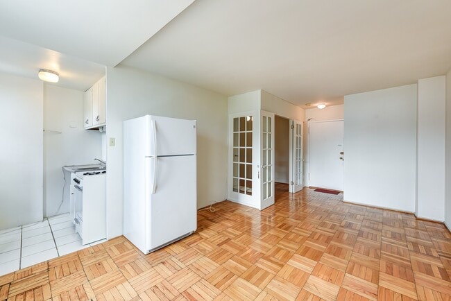 Building Photo - Charming & Bright Junior One Bedroom at Ri...