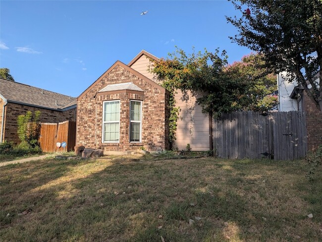 Building Photo - 323 Teakwood Ln