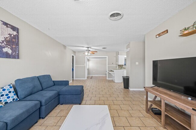 Foto del edificio - Charming 3/2/1 with Large Backyard
