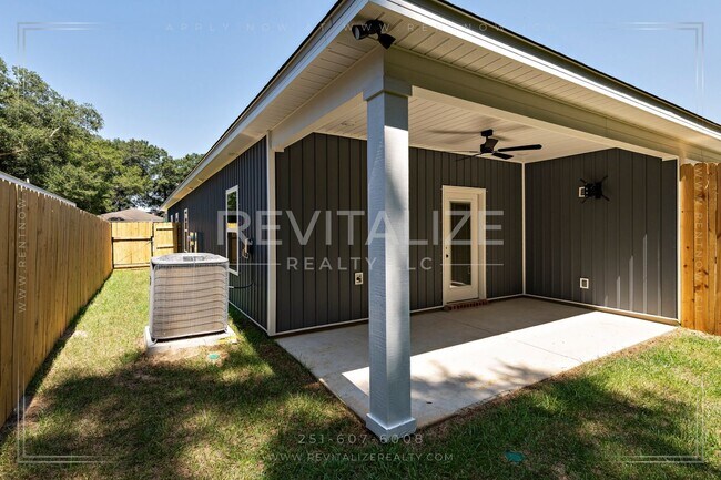 Building Photo - Luxury 3 BR / 2 BA New Build Duplex in Sar...
