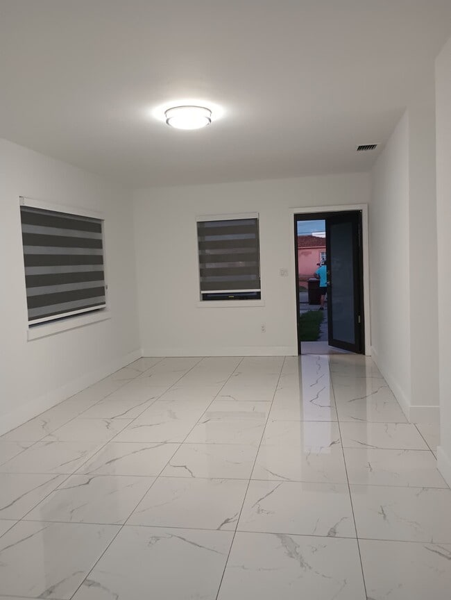 Building Photo - 3820 E 9th Ln