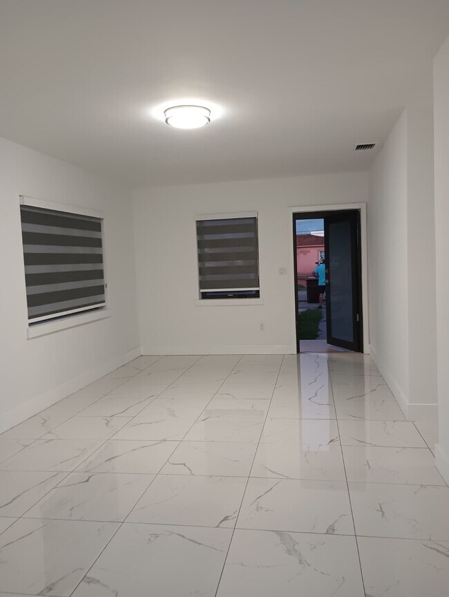 Foto del edificio - 3820 E 9th Ln