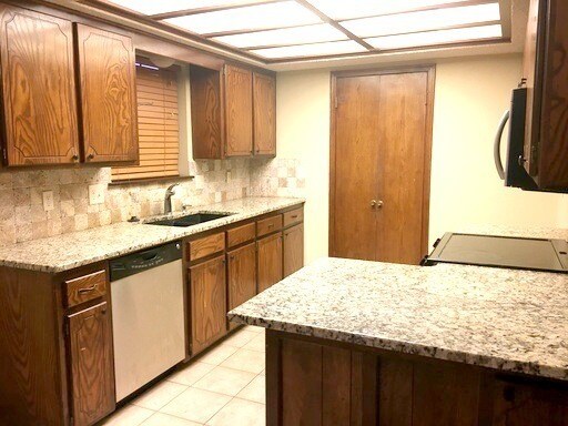 Foto del edificio - Granite! Fireplace! Bay Window!