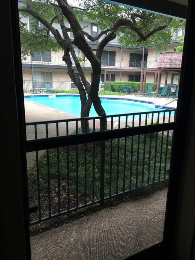 Building Photo - WATER, GAS & TRASH INCLUDED WITH RENT!