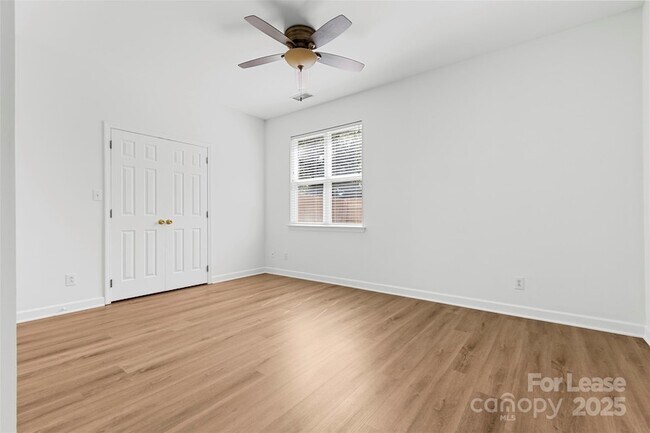 Foto del edificio - 8122 Village Harbor Dr