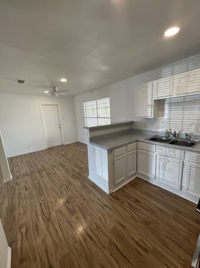 Building Photo - 179 Shadow Valley Dr