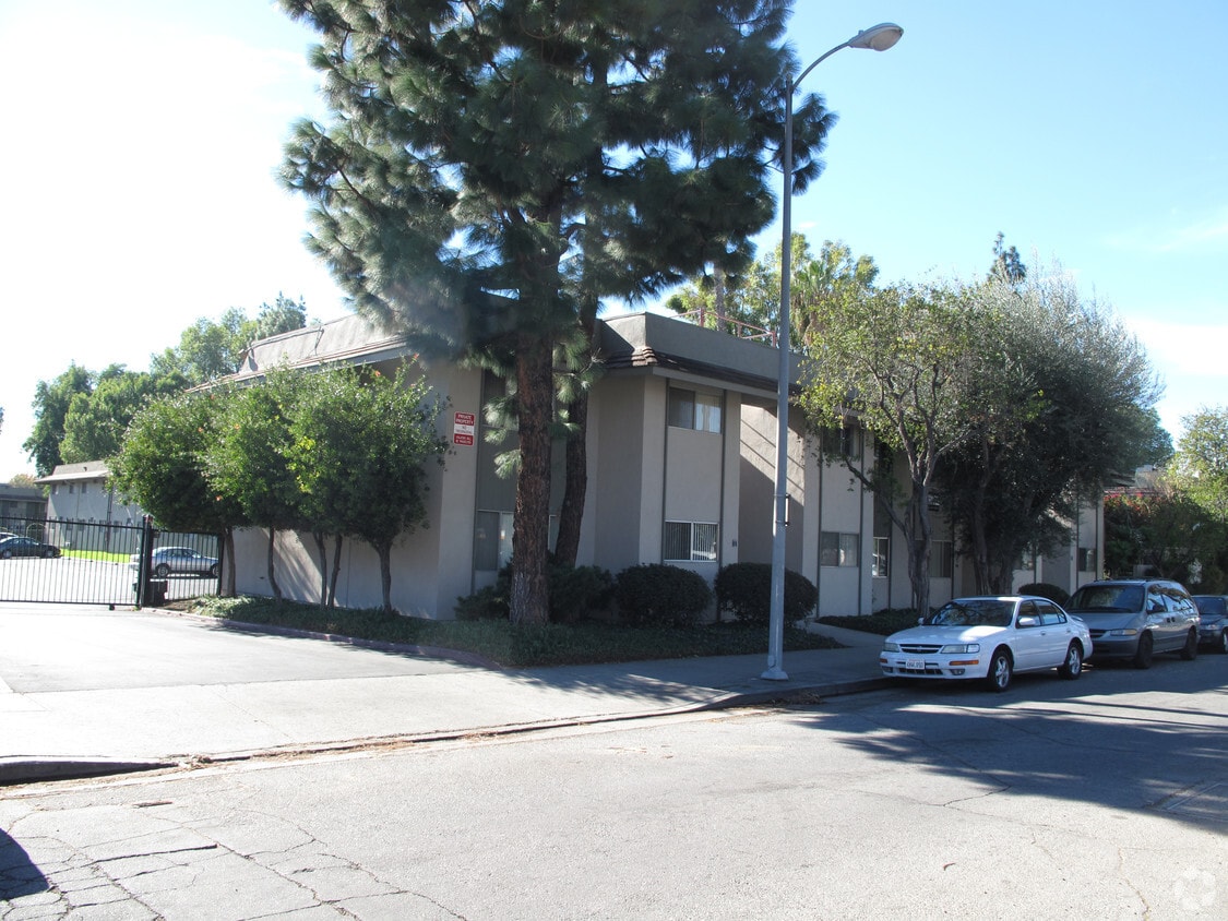 Building Photo - Sherman Way Biltmore