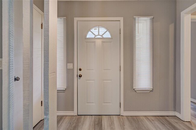 Building Photo - 9913 S Klein Ave