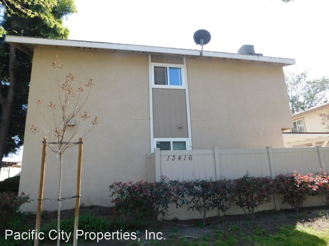 2 br, 1.5 bath House 13416 1/4 Village Dr. House for Rent in
