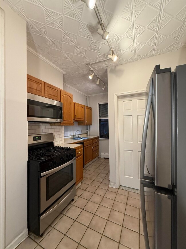 Building Photo - 614 Grand St