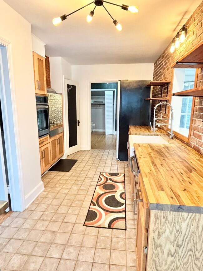 Foto del edificio - Spacious 3 Bedroom Convenient to Downtown High Point!