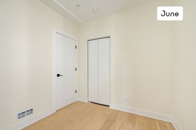 Foto del edificio - ROOM ONLY in 4-bed/2.5-bath Home