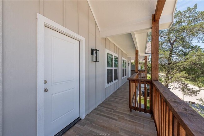 Foto del edificio - CLOSE TO CAMPUS!! 4 Bed, 4 Bath July 2025 ...