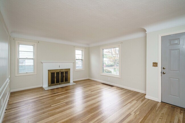 Foto del edificio - PET FRIENDLY Super Cute Craftsman Home 3 bedroom 1 Bath with Basement