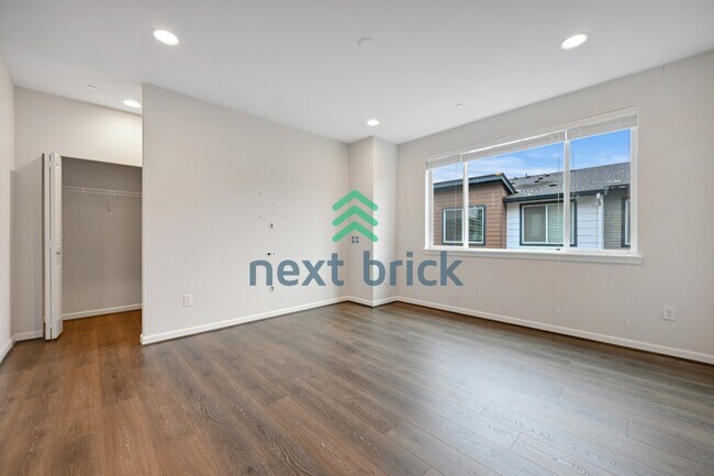 Foto del edificio - A Beautiful Corner Home Designed for Comfort, Light & Community!