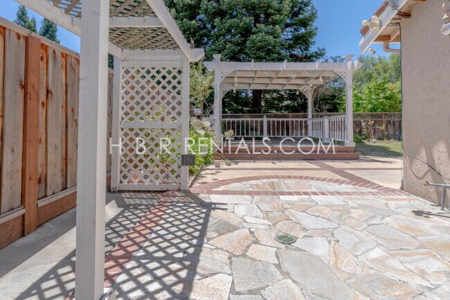 Foto del edificio - Charming 4-Bed with 3 Baths & Cozy Fireplace in San Ramon!