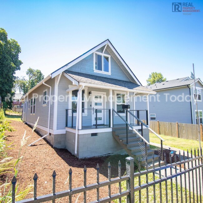 Building Photo - Renovated 3 Bedroom with Office + Detached...