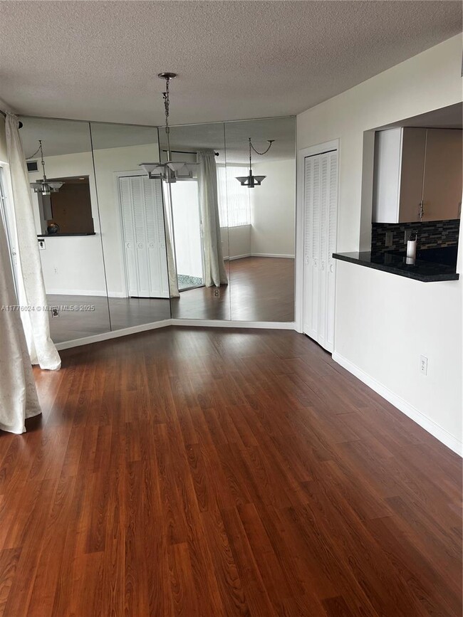 Foto del edificio - 11930 N Bayshore Dr