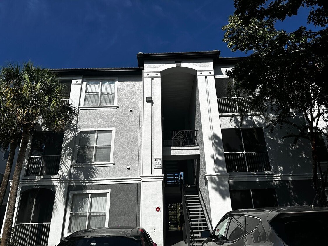 Primary Photo - RIVERVIEW: Allegro Palms - Gated Community...