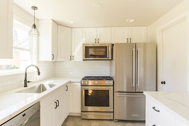 Building Photo - 3Bd/1Ba Seattle House