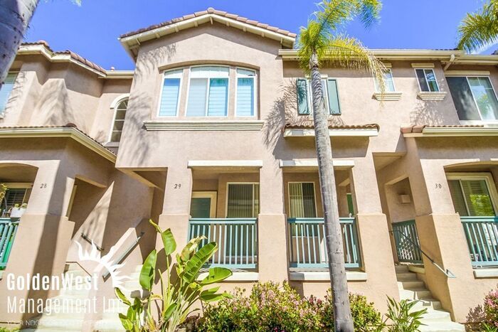 Foto principal - Immaculate 3Bdm 2.5Ba Townhouse with 2-Car...