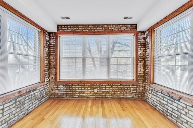 Building Photo - 2705 W Hirsch St