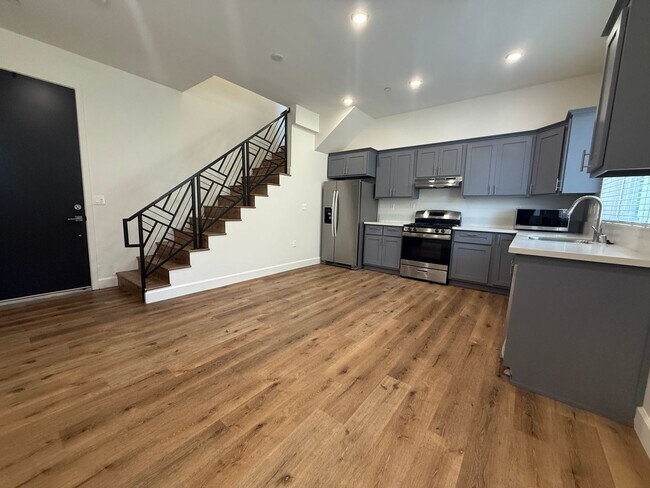 Building Photo - Beautiful 1-Bedroom Condo with an Office Space in Sherman Oaks!