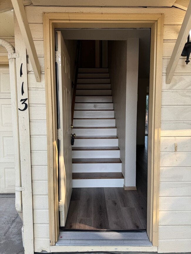 Building Photo - Freshly updated 3 bedroom 2 bathroom duple...