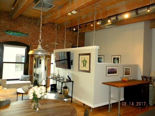 Building Photo - 21 Wormwood St