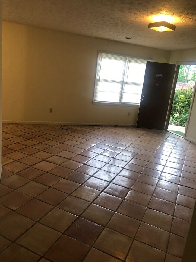 Foto del edificio - 2 Bedroom Duplex in Boulevard with a Yard