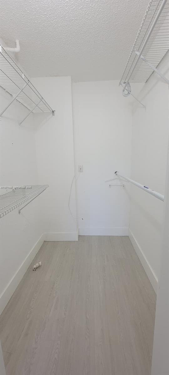 Foto del edificio - 8323 Lake Dr