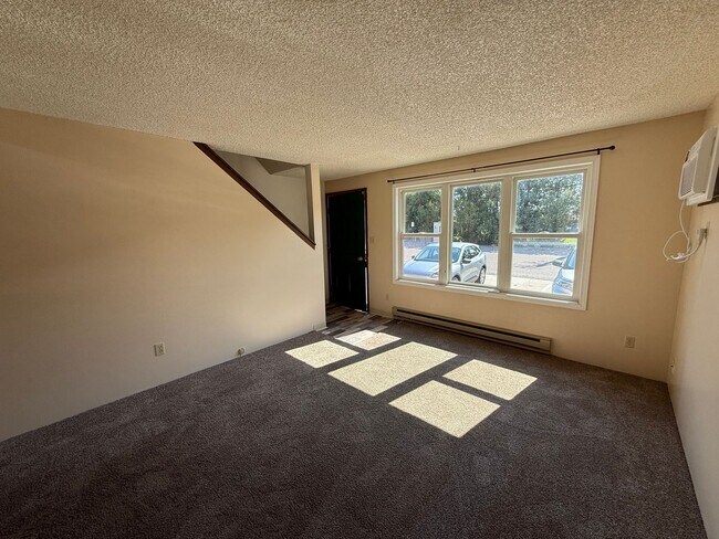 Foto del edificio - Two bedroom, one and half bathroom, modernly updated townhome!