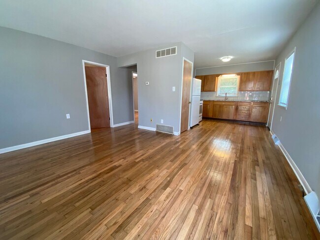 Building Photo - Convenient 2BR Rental Near Amenities: Your...