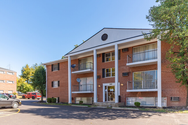 Building Photo - Colonial Square