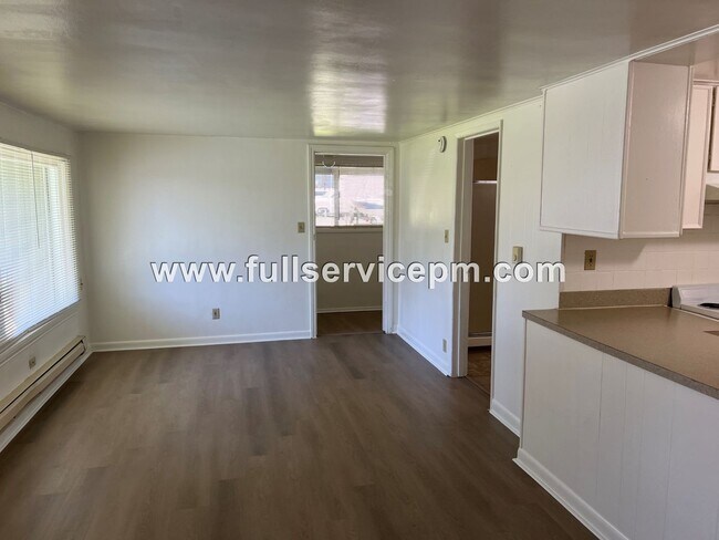 Foto del edificio - 9101 Corbin Dr