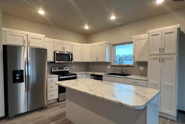 Building Photo - Brand New Build 6 Bed 3 Bath Ranch