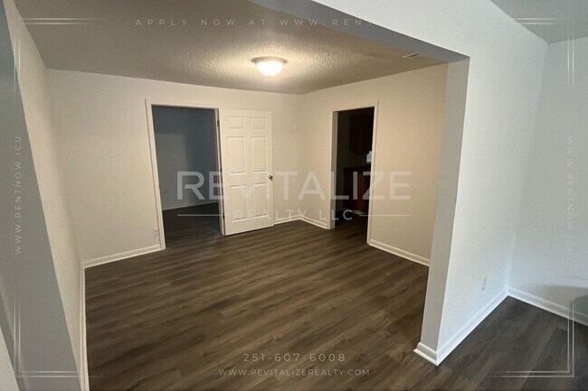 Building Photo - Beautiful Renovated 4 Bedroom/1 Bathroom H...
