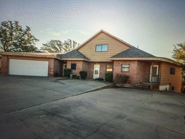 Building Photo - 4011 Apache Cir