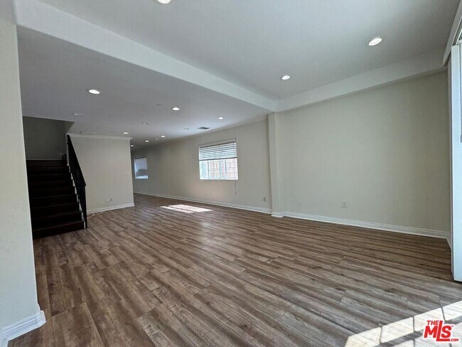 Building Photo - 6463 Varna Ave