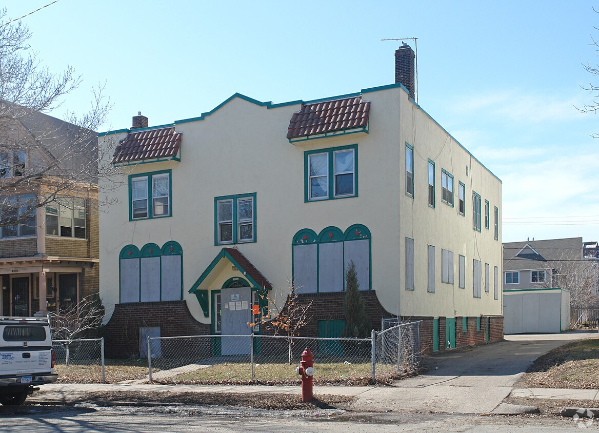 Building Photo - 2424 Chicago Ave