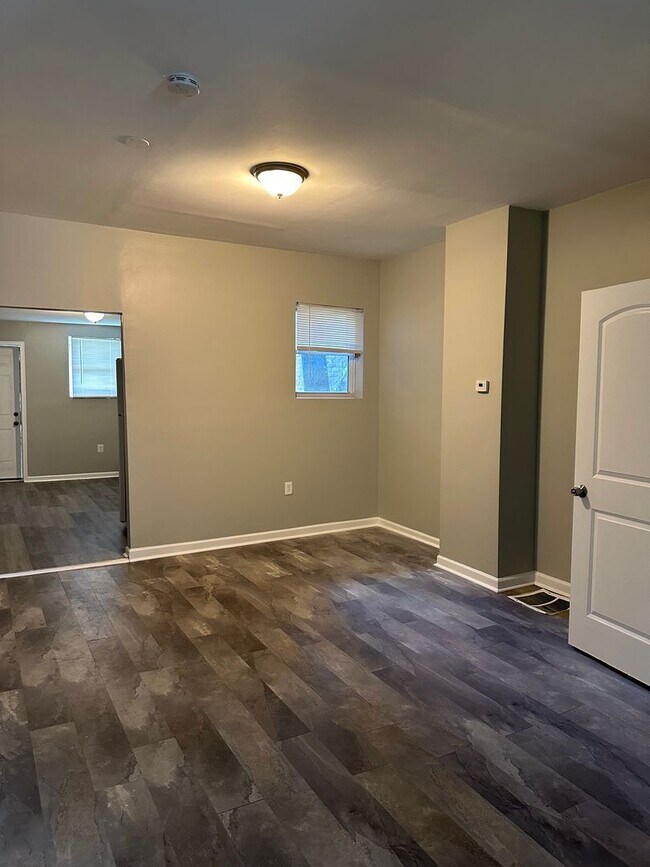 Building Photo - Spacious Home Available for Rent! W/D! Fro...