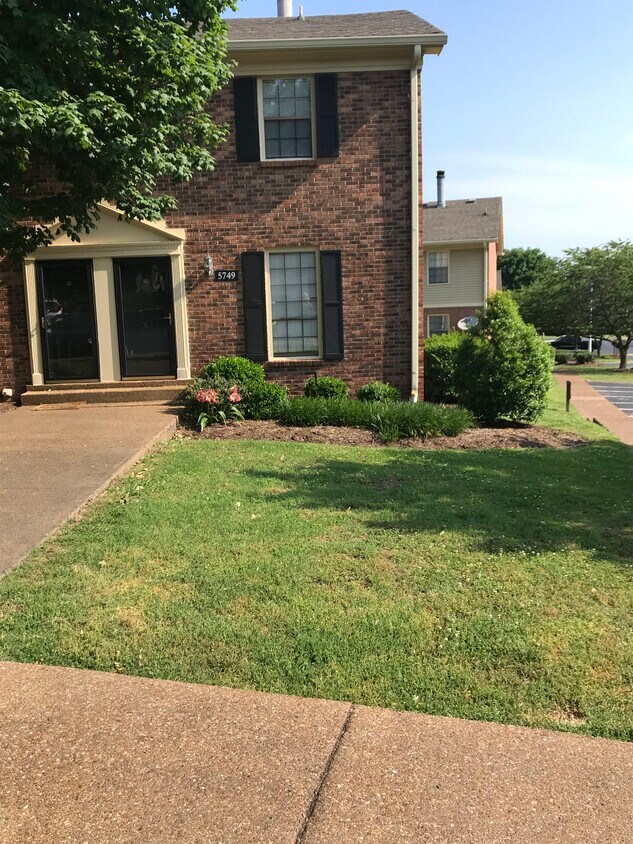 Corner unit - 5749 Brentwood Trce