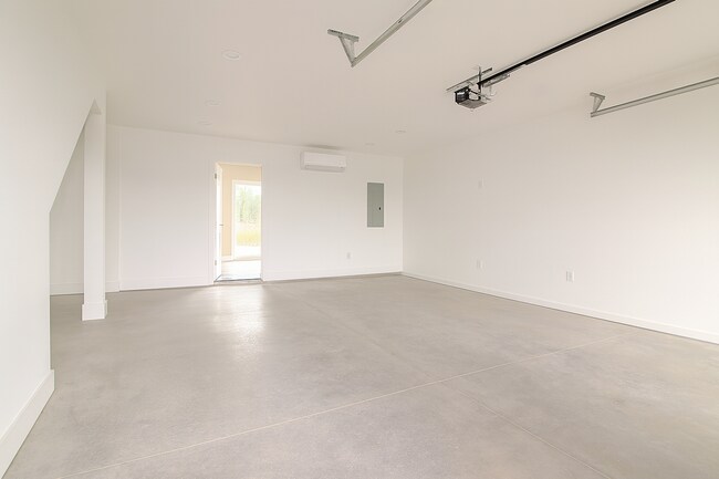 Building Photo - Your Bend Retreat: Spacious End Unit Townh...