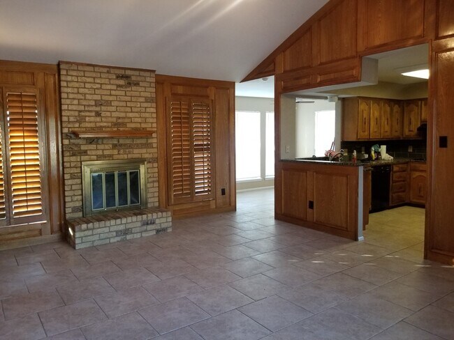 Building Photo - 2305 Bob White Dr