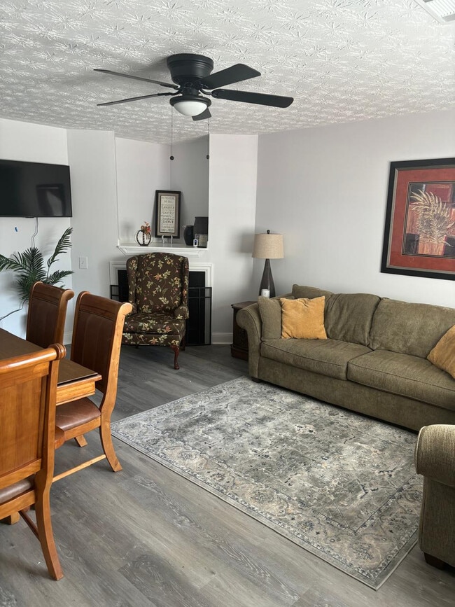 Building Photo - Room in Townhome on Chupp Way Cir