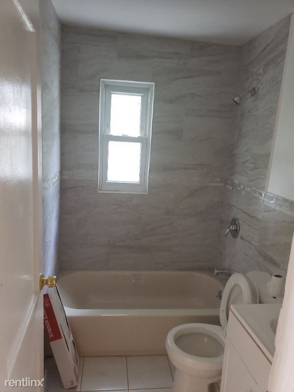 Building Photo - 3 br, 1 bath Townhome - 25 1/2 Evergreen Ave