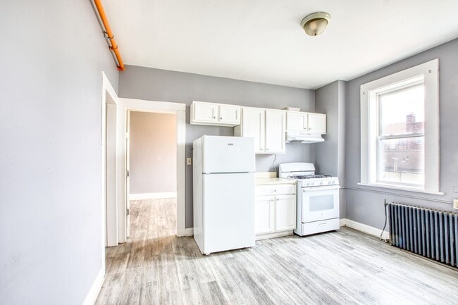 Building Photo - Oversized 3 Bedroom 1 Bathroom in Blackrock Neighborhood