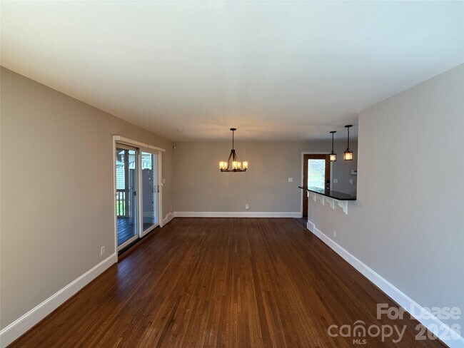 Building Photo - 2821 Sunset Dr