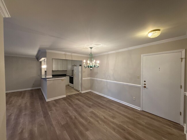 Foto del edificio - Come see this great condo in Myers Park in...