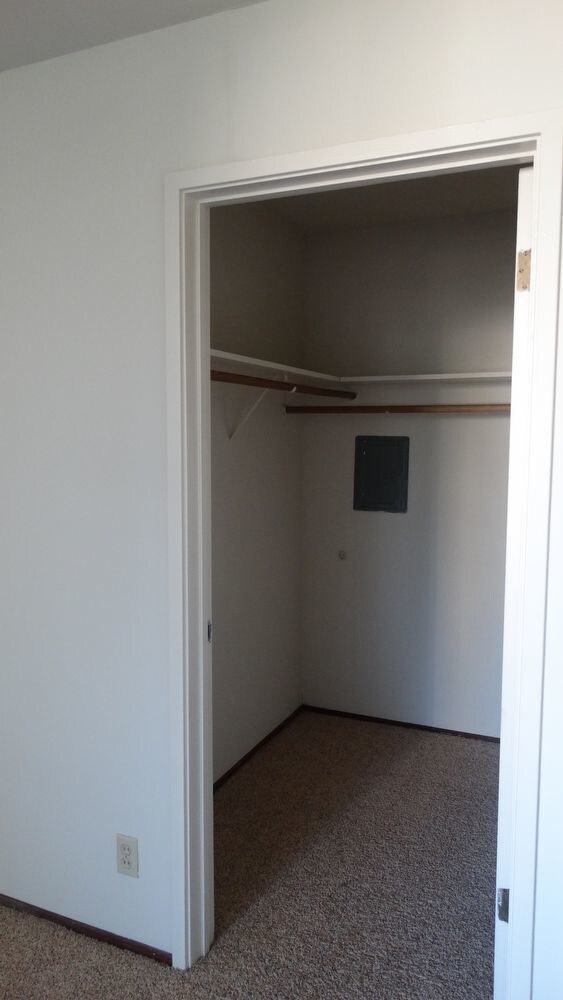 Building Photo - One Bedroom Blocks from Bgame Ave/Cal-train